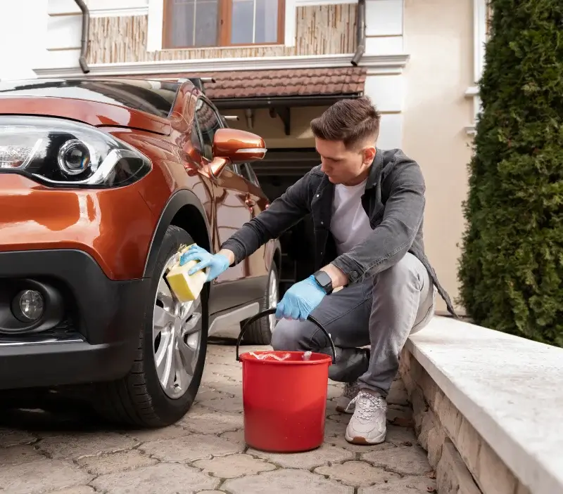 Lavage auto à domicile Saint-Omer-en-Chaussée : professionnel intervenant sur un véhicule